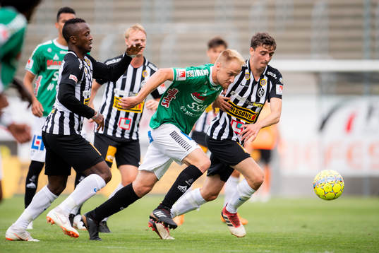 Brages Oscar Lundin jagas av Landskronas Samuel Monday och