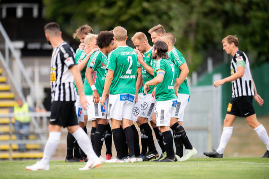 Brages spelare jublar medan Landskronas Igor Arsenijevic