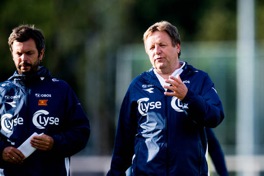 Bjarne Berntsen, head coach of Viking, looks dejected in