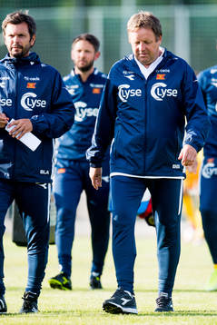 Bjarne Berntsen, head coach of Viking, looks dejected in