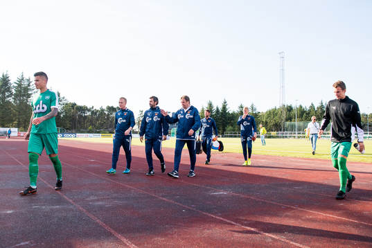 Bjarne Berntsen, head coach of Viking, looks dejected in