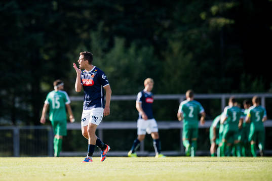 Tommy Høiland of Viking looks dejected while the players