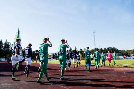 The players enter the pitch