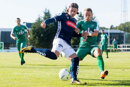 Julian Ryerson of Viking and Petter Havsgård Martinsen of