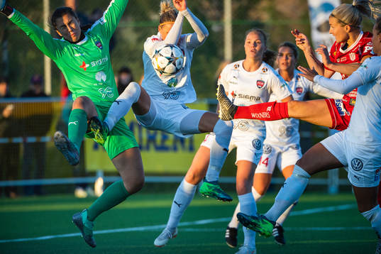 Piteås Emelie Lövgren utmanar Rosengårds målvakt Zecira
