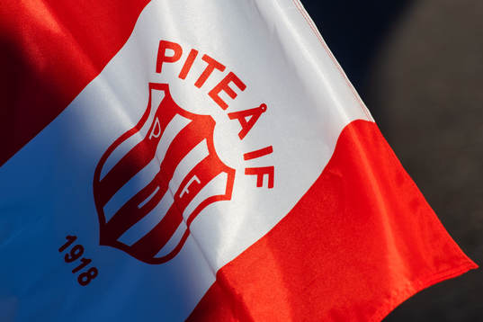 En flagga med Piteås klubbemblem