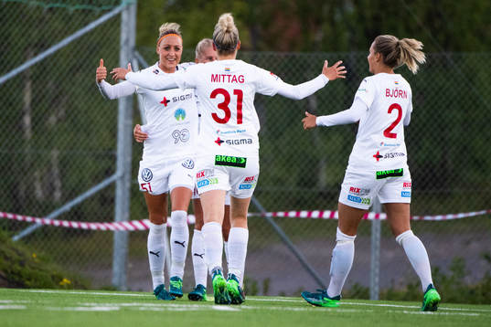 Rosengårds Sanne Troelsgaard Nielsen och Anja Mittag jublar