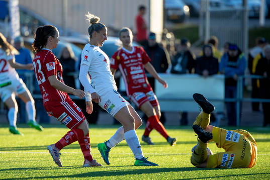 Rosengårds Anja Mittag och Piteås målvakt Cajsa Andersson