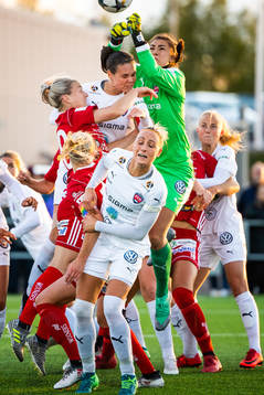 Rosengårds målvakt Zecira Musovic boxar bollen