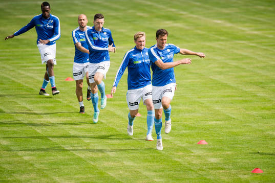 Niels Vorthoren and the players of Sandnes Ulf