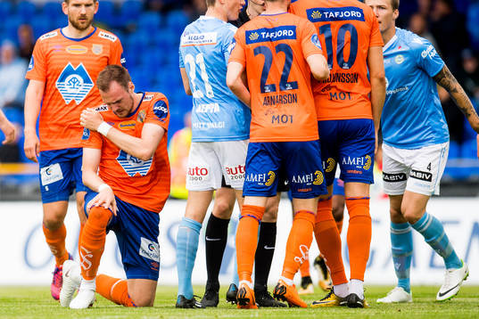 Aron Elís Thrándarson of Aalesund with an injury