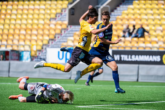 Ängelholms målvakt Axel Thulin Lennselius tar bollen