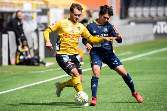 Elfsborgs Adrian Zeka och Ängelholms Camilo Alas Escobar