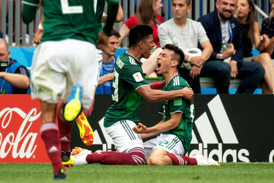 Hirving Lozano celebrates with his teammates