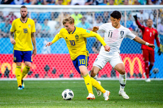 Emil Forsberg of Sweden and Heechan Hwang of South Korea