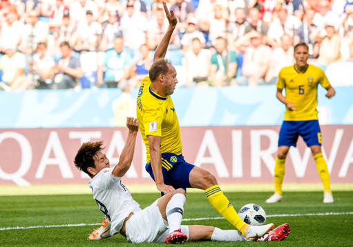 Younggwon Kim of South Korea and Andreas Granqvist of