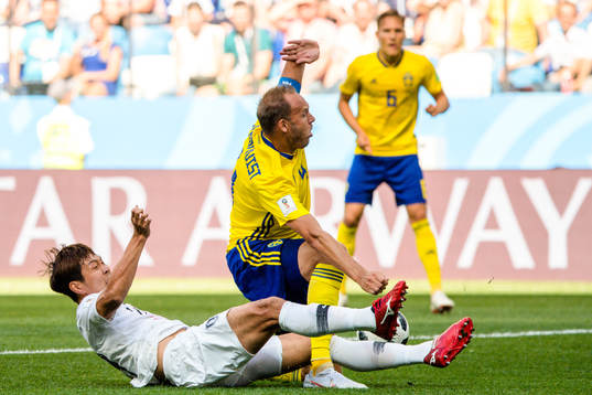 Younggwon Kim of South Korea and Andreas Granqvist of