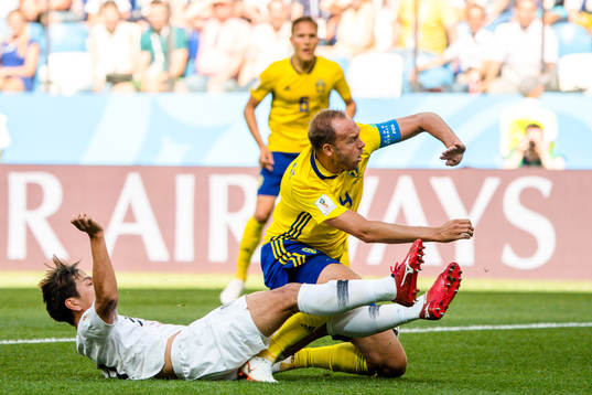 Younggwon Kim of South Korea and Andreas Granqvist of