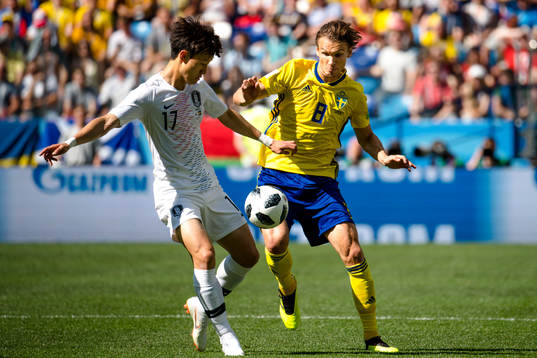 Albin Ekdal of Sweden and Jaesung Lee of South Korea