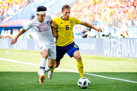 Yong Lee of South Korea and Ludwig Augustinsson of Sweden