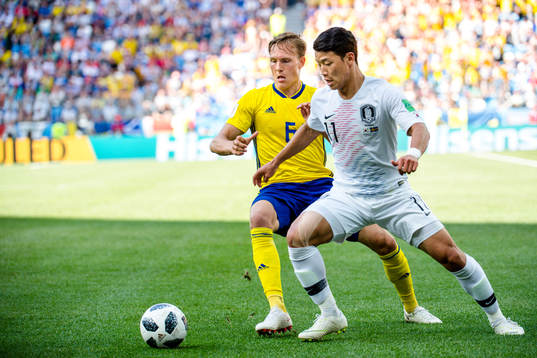 Ludwig Augustinsson of Sweden and Heechan Hwang of South