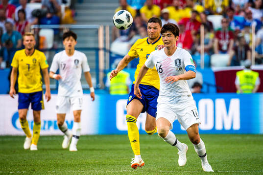 Marcus Berg of Sweden and Sungyueng Ki of South Korea