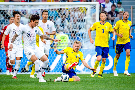 Hyunsoo Jang of South Korea and Sebastian Larsson of Sweden