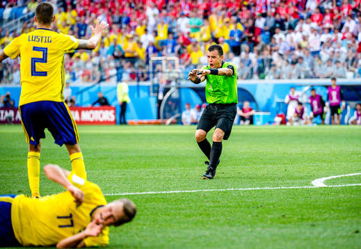 Referee Joel Aguilar