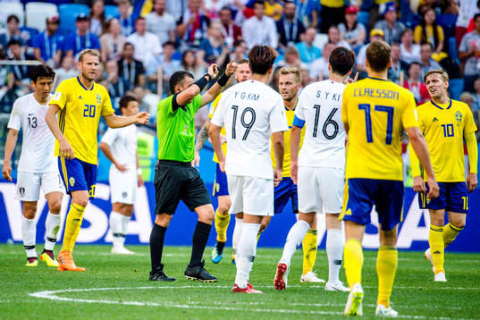 Referee Joel Aguilar