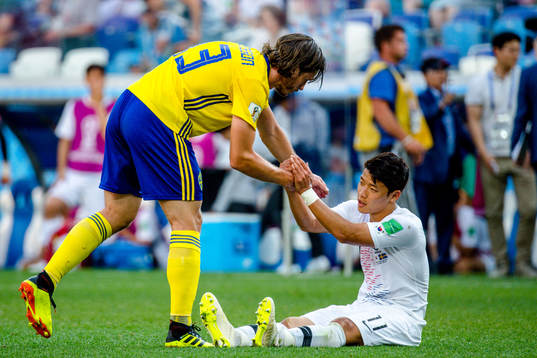 Gustav Svensson of Sweden and Heechan Hwang of South Korea