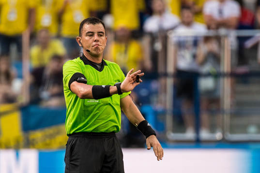 Referee Joel Aguilar