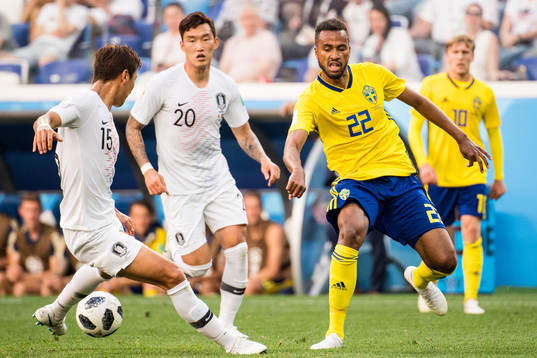 Isaac Kiese Thelin of Sweden and Wooyoung Jung of South