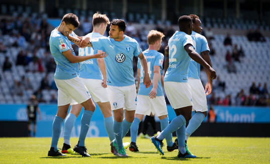 Malmö FFs Alexander Jeremejeff jublar med Behrang Safari