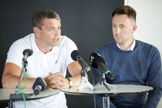 Östersunds ordförande Daniel Kindberg och Ian Burchnall,