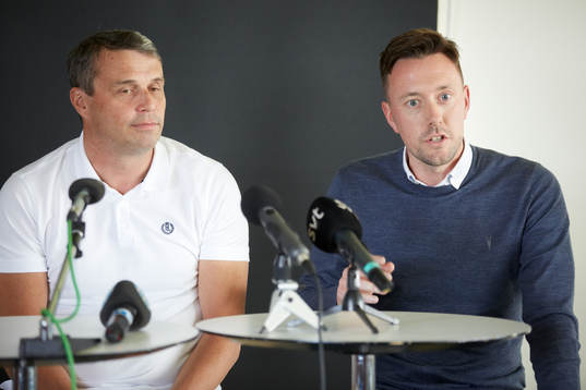 Östersunds ordförande Daniel Kindberg och Ian Burchnall,