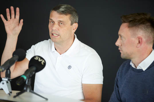 Östersunds ordförande Daniel Kindberg och Ian Burchnall,