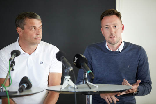 Östersunds ordförande Daniel Kindberg och Ian Burchnall,