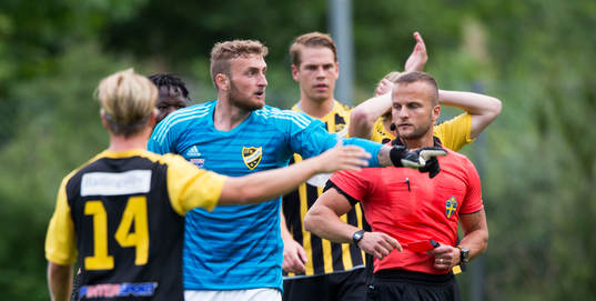 IFK Hässleholms målvakt Alexander Nilsson blir utvisad i