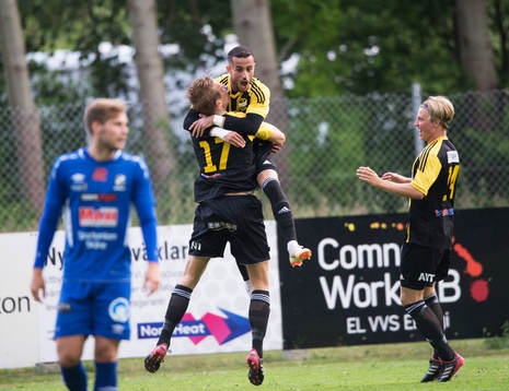 IFK Hässleholms Muhamed Hamdan har gjort mål och grattas