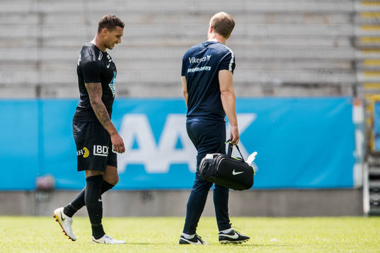 Moldes Christopher Telo lämnar planen