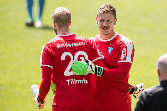 Malmö FFs målvakt Fredrik Andersson (ryggen mot kameran)