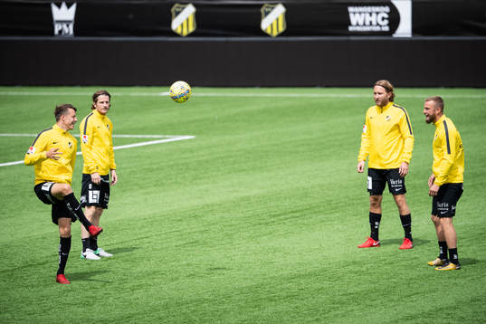 Häckens spelare värmer upp innan träningsmatchen i