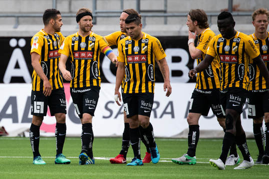 Häckens Mervan Celik (vänster i bild) klappas om av