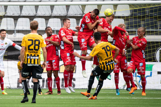 Häckens Daleho Irandust lägger frispark som stoppas av