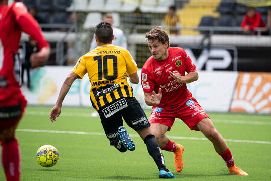 Elfsborgs Jörgen Horn och Häckens Paulinho (rygg mot