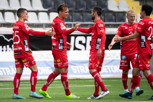 Elfsborgs Viktor Prodell klappas om av Arian Kabashi och