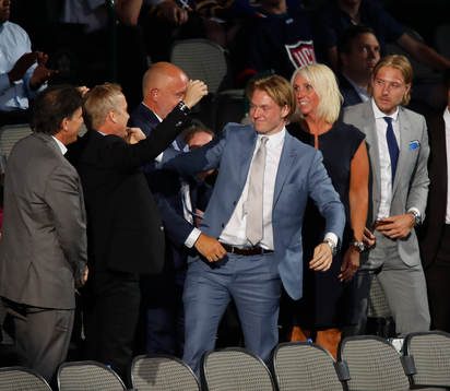 Rasmus Sandin hugs family members