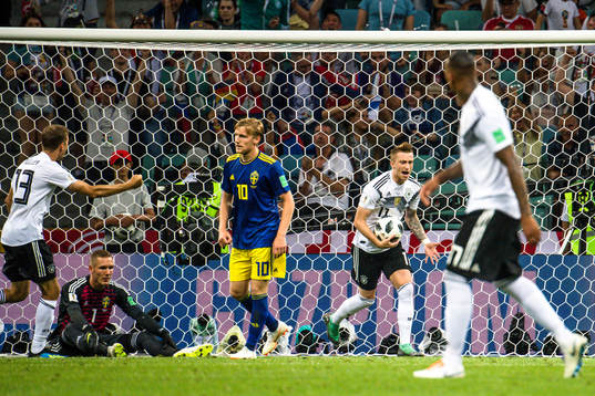 goalkeeper Robin Olsen and Emil Forsberg of Sweden looks