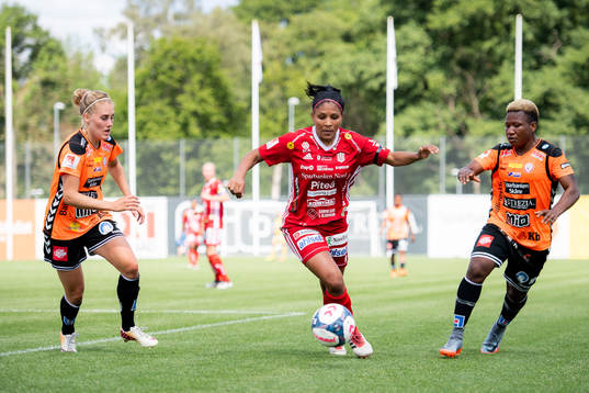 Piteås Madelen Janogy omringad av Kristianstads Hanna