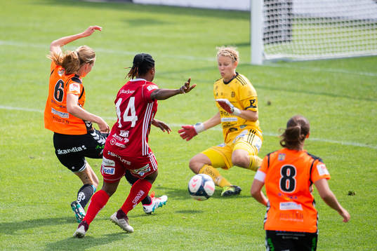 Kristianstads Amanda Edgren skjuter förbi Piteås målvakt